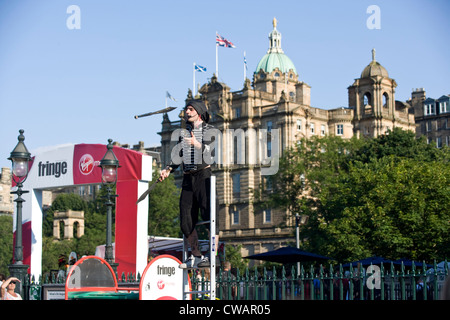 Ein Edinburgh Fringe Straße Straßenmusiker jonglieren vor der Bank of Scotland. Stockfoto