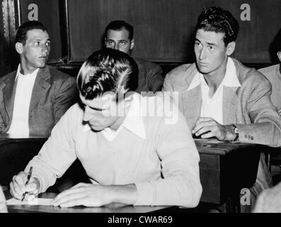 Johnny Presky (links), Ted Williams (rechts) im Gymnasium Mechanik Kunst studiert um Flugschule in der US Navy zu beantragen. Stockfoto