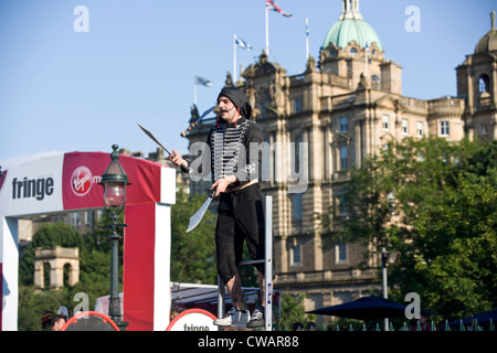 Ein Edinburgh Fringe Straße Straßenmusiker jonglieren vor der Bank of Scotland. Stockfoto