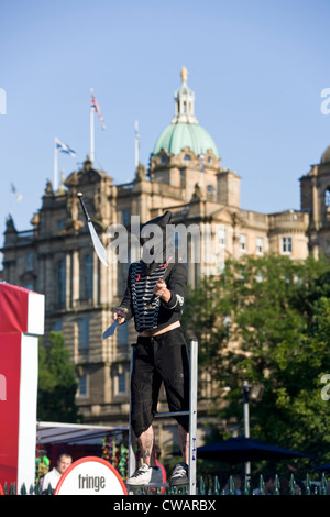 Ein Edinburgh Fringe Straße Straßenmusiker jonglieren vor der Bank of Scotland. Stockfoto