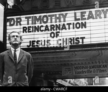 Timothy Leary (1920 – 1996), außerhalb Village Theatre in New York. präsentiert seine Feier #2 mit dem Titel "die REINKARNATIONEN der Stockfoto