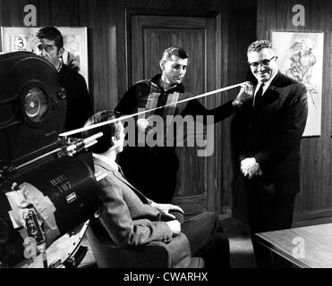 Papier-Löwe, Alan Alda (sitzend auf der linken Seite), Vince Lombardi (rechts), am set, 27. März 1968. Höflichkeit: CSU Archive/Everett Stockfoto