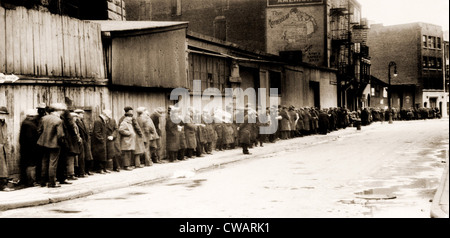 Große Depression Existenzminimum bei McCauley Wasser Street Mission unter Brooklyn Bridge, New York. 1932. Stockfoto