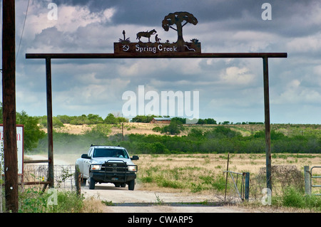 Ranch schmiedeeisernes Tor am Highway US-59 SW von George West in Live Oak County, South Texas Plains Region, Texas, USA Stockfoto