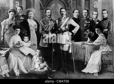 Augusta Viktoria (hinten, Dritter von links), Ehefrau von Kaiser Wilhelm II., Kaiser Wilhelm II. von Deutschland (links von der Mitte), 1912. Stockfoto