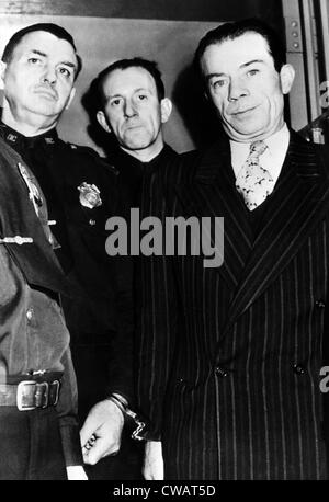 Bankräuber und entflohener Sträfling, Willie "Schauspieler" Sutton (rechts) in Polizeigewahrsam zur Befragung bezüglich der Brinks Stockfoto