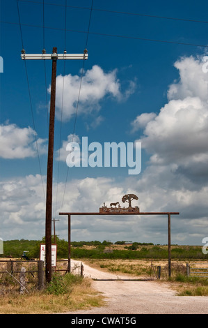 Bearbeitetes Eisen-Gatter auf der Ranch am Highway US-59 SW von George West in Live Oak County, South Texas Plains Region, Texas, USA Stockfoto