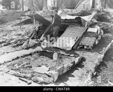 Die große Depression. Ein Arbeitsloser Obdachloser Mann steht in der Tür seiner rauen, aber ordentlich, Wohnung in New York Stockfoto