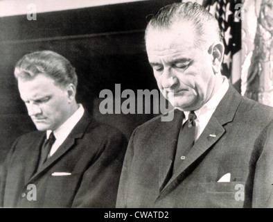 Billy Graham & Präsident Lyndon B. Johnson im Gebet im Weißen Haus, 1964. Höflichkeit: CSU Archive / Everett Collection Stockfoto