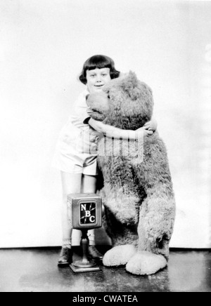 Christopher Robin Milne mit der ursprünglichen Winnie The Pooh, 1920er Jahre. Höflichkeit: CSU Archive / Everett Collection Stockfoto