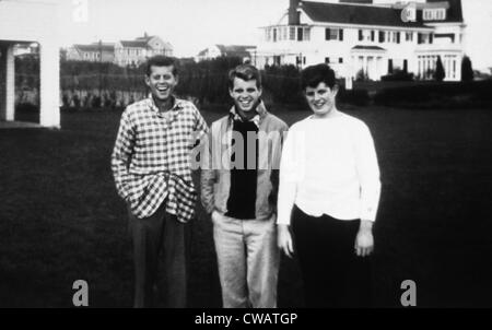 Von links: Kennedy, Robert Kennedy, Edward Kennedy Hyannis Port, 1948, Höflichkeit: CSU Archive/Everett Collection Stockfoto