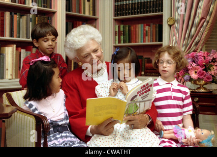 First Lady Barbara Bush liest für Kinder in der Bibliothek des weißen Hauses. Als First Lady, unterstützte sie Alphabetisierungsprogramme und Stockfoto