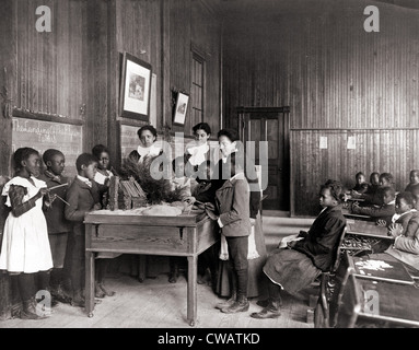 African American Kinder lernen über Thanksgiving, mit Modell-Blockhaus auf Tisch, Whittier Grundschule, Hampton, Stockfoto