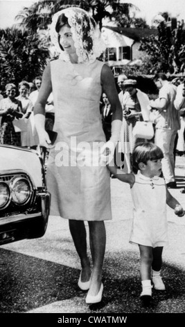 Jacqueline Kennedy, John F. Kennedy, Jr., am Ostersonntag, 1963. Höflichkeit: CSU Archive / Everett Collection Stockfoto