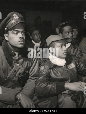 Tuskegee Airmen der 332. Kämpfer-Gruppe, die Teilnahme an einem Briefing in Ramitelli, Italien, März 1945. Von links nach rechts: Robert W. Stockfoto