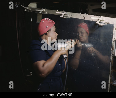 Bohren Sie ein Afroamerikaner rosig Riveter, Betrieb eine Hand bei Vultee-Nashville, während der Arbeit auf ein 'Rache' Stuka, Stockfoto