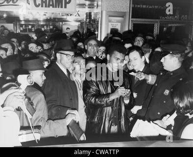 Muhammad Ali (Cassius Clay) besiegte Sonny Liston für Boxing-Schwergewichts-Champion und angekündigt, seine Bekehrung, die Stockfoto