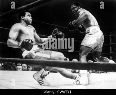 Muhammad Ali niedergeschlagen von Joe Frazier in ihrem ersten Spiel der Titel im Madison Square Garden, 1971. Höflichkeit: CSU Archive / Stockfoto