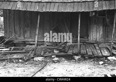 Veranda ein kaum stehende Haus eines armen Bauern im Boone County, Arkansas.  New Deal Relief und Darlehen angeboten Armen Stockfoto