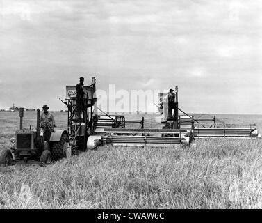 Ein Traktor zu ziehen zwei verwendet vereint auf einer großen Weizenfarm in der Nähe von Spearman, Texas. 02.07.42. Mit freundlicher Genehmigung von CSU Archive/Everett Stockfoto