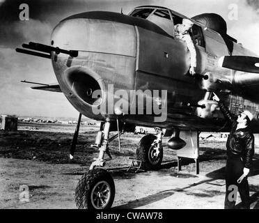 B-25 Mitchell Bomber gegen die deutschen während des zweiten Weltkriegs, April 1944 eingesetzt. Höflichkeit: CSU Archive/Everett Collection Stockfoto