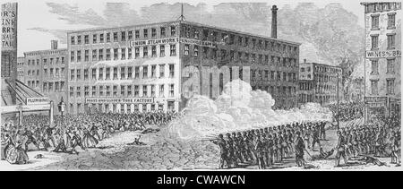 Der Entwurf des Riot-Schlacht am Second Avenue des 16. Juli 1863, der Union Truppen eröffneten das Feuer auf den Mob, wodurch viele Stockfoto