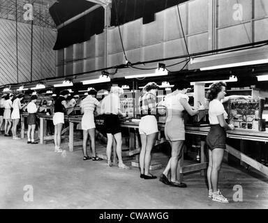 Frauen in Bardwell & McAlister elektronische Werk in Burbank arbeiten in kurzen Hosen während einer Hitzewelle, 1951. Höflichkeit: CSU Stockfoto