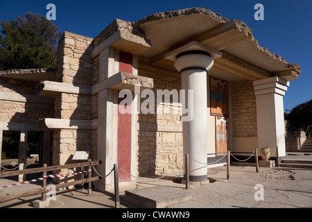 Die rekonstruierte Süden Pfeilerhalle von Knossos, Kreta, Griechenland Stockfoto