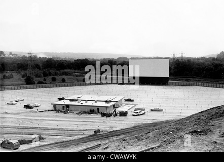 Drive-in-Kino im Bau in Cleveland, Ohio, 1957. Höflichkeit: CSU Archive / Everett Collection Stockfoto