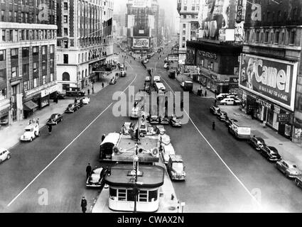 Times Square, Blick nach Norden mit dem Verkehr für einen Luftangriff Bohrer gestoppt. New York, New York. 28. November 1951. CSU-Archiv / Stockfoto