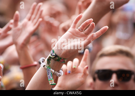 Hände winken in der Menge beim V Festival in Hylands Park, Chelmsford, Essex Stockfoto