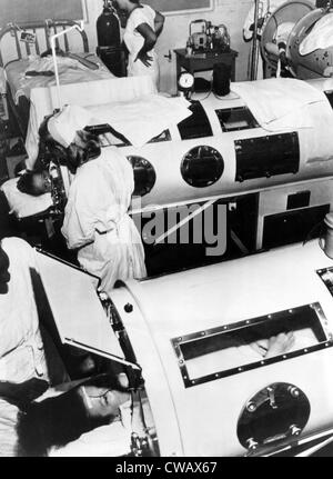 Polio-Patienten, die mit eisernen Lunge in einer Krankenstation, ca. 1948 behandelt. Höflichkeit: CSU Archive/Everett Collection Stockfoto