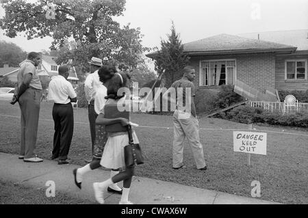 Afro-Amerikaner betrachten die Bombe beschädigt Heimat von Arthur Ufer, NAACP Anwalt, von Marion S. Trikosko, Birmingham, Alabama, Stockfoto
