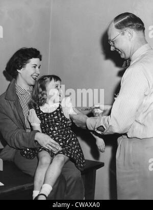 Ein junges Mädchen erhalten einen Impfstoff, ca. 1950er-Jahre. Höflichkeit: CSU Archive/Everett Collection Stockfoto