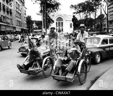 Australische Soldaten stammen dazu ihre Weihnachtseinkäufe in Fahrradrikscha durch die Straßen von Saigon. Saigon, Vietnam, Stockfoto