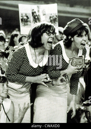 BEATLES FANS schreien bei einem Konzert im Shea Stadium, NY, 15.08.65, anzeigen, was heißt, "Beatlemania.". Höflichkeit: CSU Stockfoto