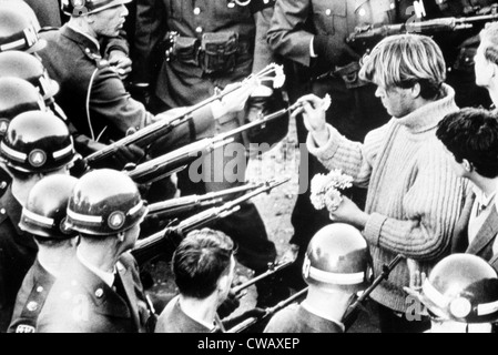 Vietnam-Krieg Demonstrant legt Blumen in die Fässer von Soldaten Gewehre, 1967. Höflichkeit: CSU Archive / Everett Collection Stockfoto