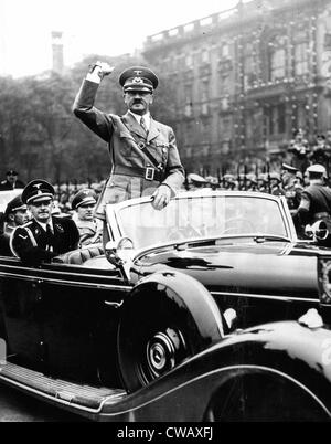 EV1947 - Adolph Hitler erkennt Jubel der Menge, als er den Berliner Lustgarten, 8. Mai 1939 verließ. Höflichkeit: CSU Archiv Stockfoto