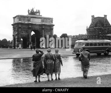 EV1976 - Touristen betrachten die Arc de Triophe du Carrousel in den Tuilerien-Gärten, 15. Juli 1953. Höflichkeit: CSU Archive / Stockfoto