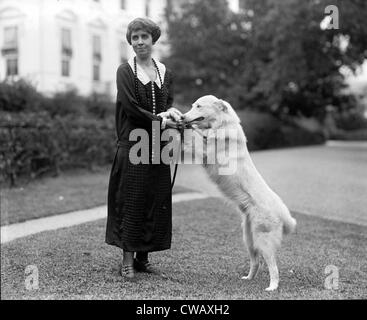 First Lady Frau Grace Coolidge mit ihrem Hund, 'Rob Roy' auf dem Rasen des weißen Hauses. 26. September 1924. Stockfoto