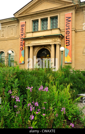 Vor dem Museum für Naturkunde und Kunst im Berkshire Museum in Pittsfield, Massachusetts Stockfoto