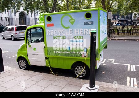 Seymour Green mobile Elektro recycling van für Flaschen und Dosen in Central London street Aufladen an Saft Punkt, England UK Stockfoto