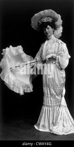 Frau trägt ein Kleid der 1890er Jahre und Sonnenschirm; Foto 1915. Foto: Courtesy Everett Collection Stockfoto