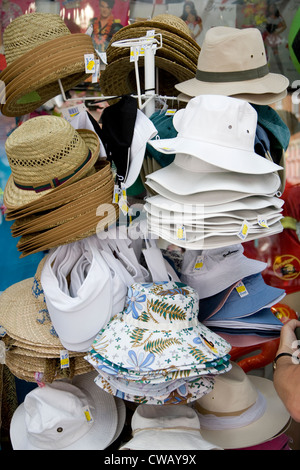 Auswahl an Sommerhüte auf den Verkauf vor einem Geschäft. Stockfoto