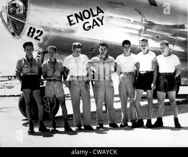 Enola Gay. Das Bodenpersonal des b-29 "Enola Gay" die Atom-Hiroshima, Japan bombardiert. Colonel Paul W. Tibbets, der Pilot ist die Stockfoto