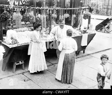 Little Italy - Anbieter mit waren angezeigt, während ein Festival, New York, ca. 1930er Jahre Stockfoto