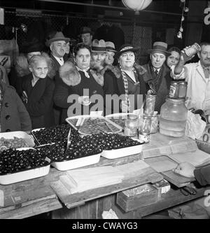 Little Italy - Anbieter mit waren angezeigt, während ein Festival, New York, ca. 1930er Jahre Stockfoto