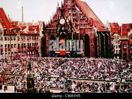 Nazi-Deutschland, Zuschauer sitzen vor der Nürnberger Frauenkirche (Kirche) während der Rallye, 1933. Stockfoto