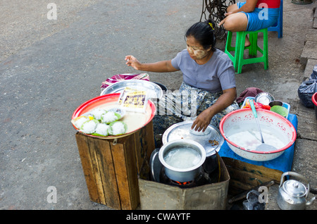 Myanmar, Yangon, Menschen in einem Straßenmarkt in der Innenstadt Stockfoto