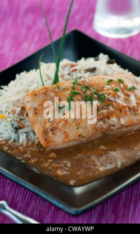 Frischer Lachs mit Thai Jasminreis und pikanter sauce Stockfoto